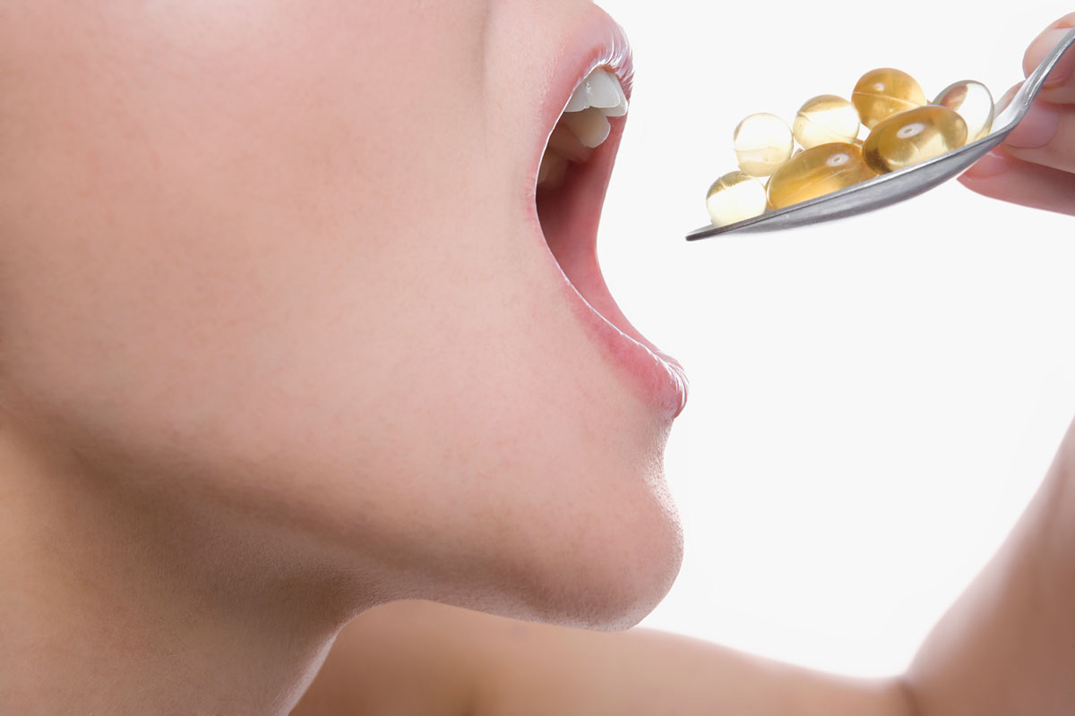 영양제를 과다 복용하는 모습