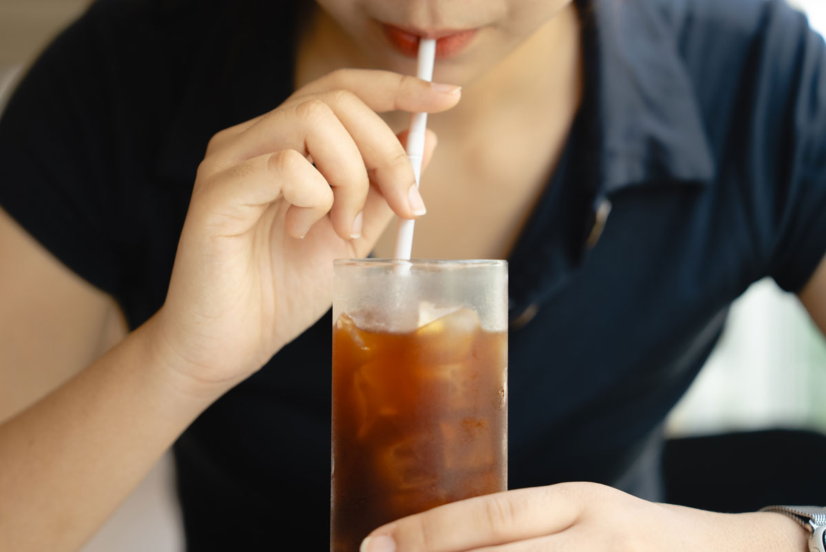 아이스커피 마시는 여성