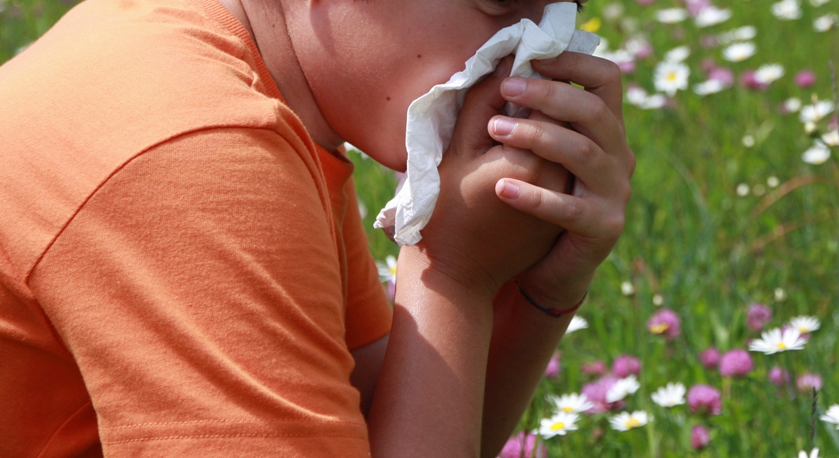 꽃 앞에서 휴지로 코 막은 모습
