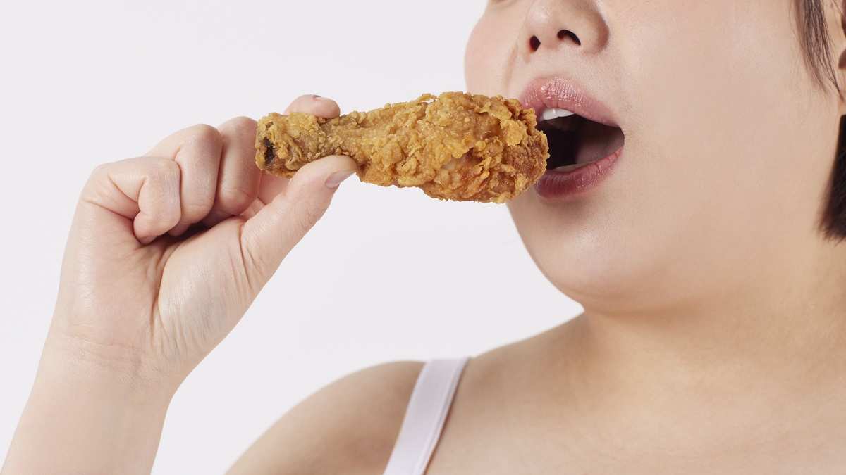 치킨 먹는 모습