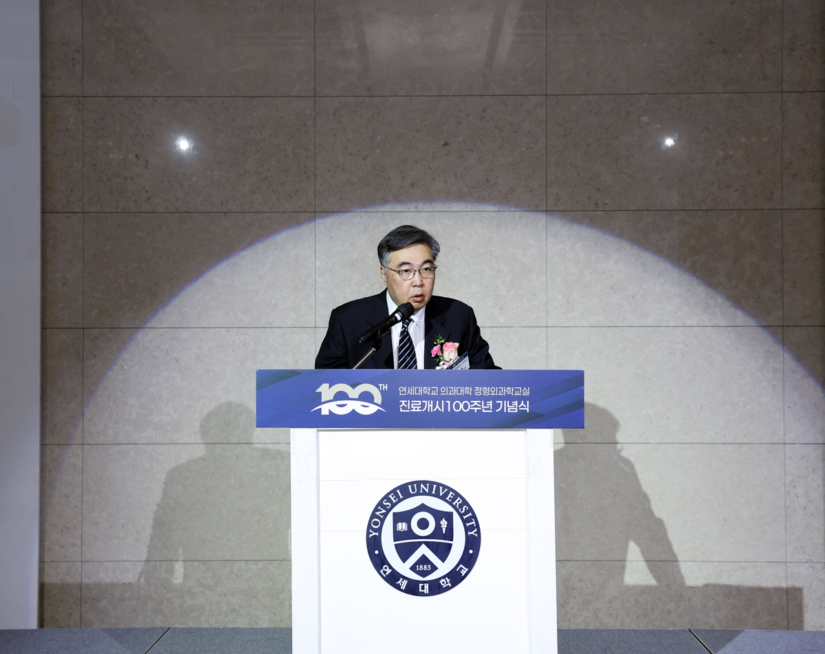 기념사하는 의료진