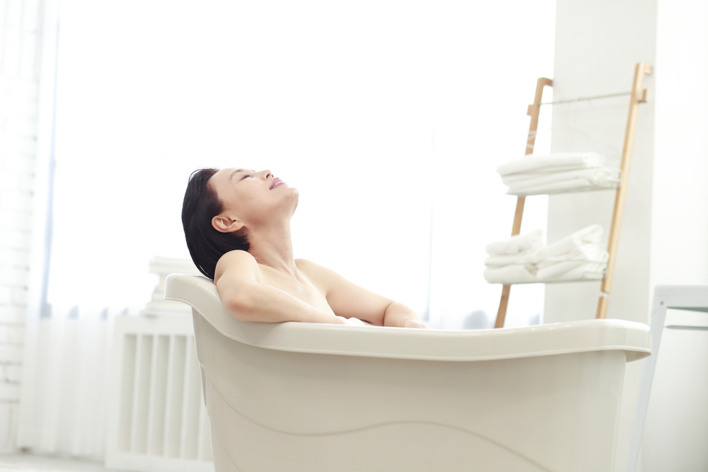 목욕하며 목을 뒤로 젖힌 여성