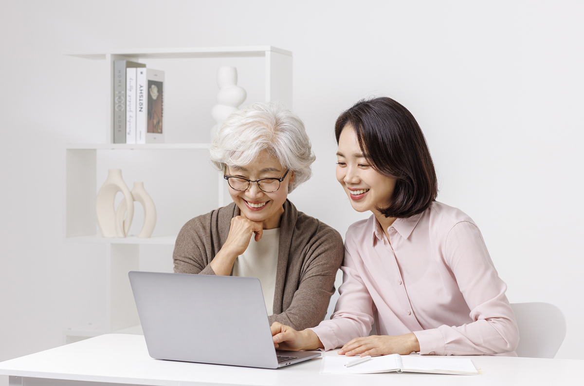 공부하고 있는 노인