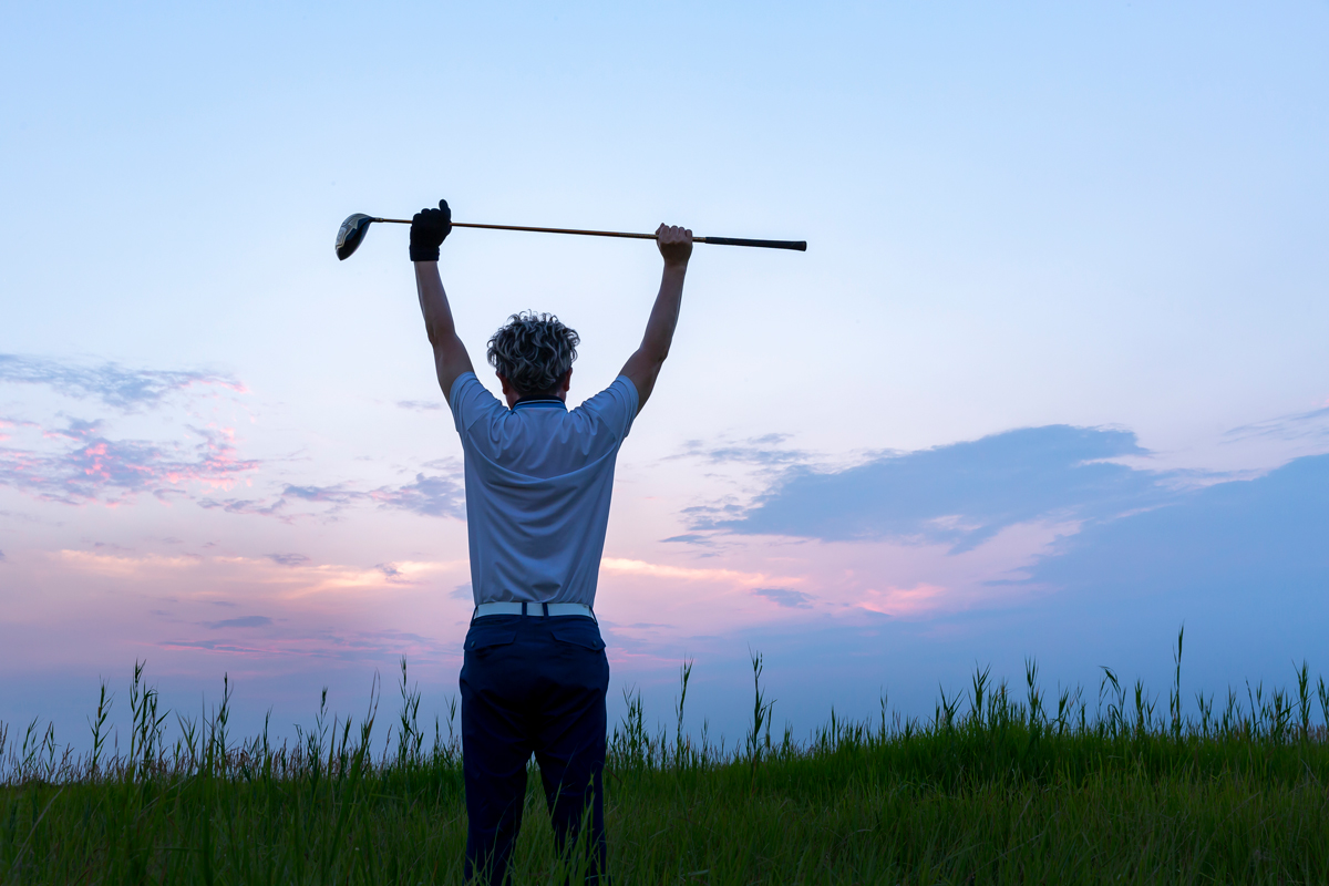 골프 하는 남성