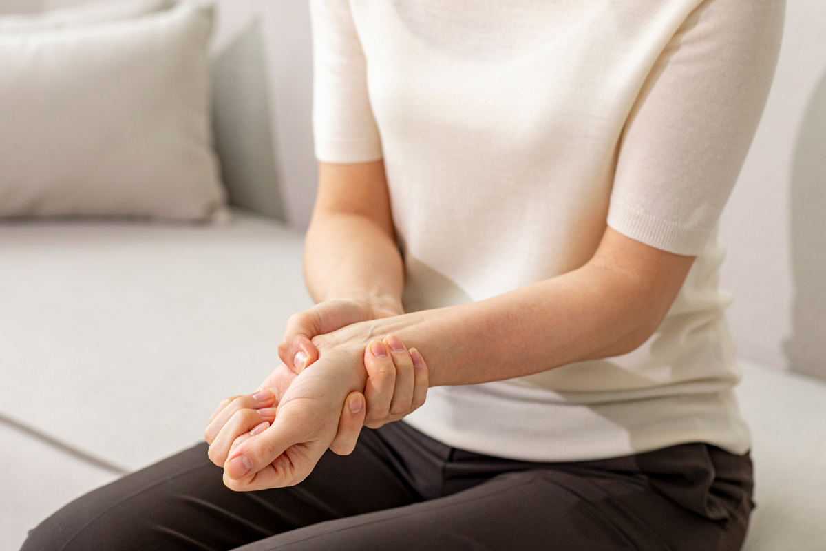 손목 만지는 모습