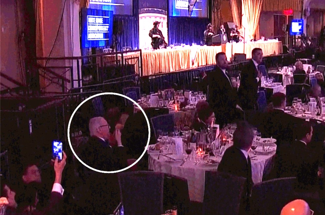 총격 사건이 발생한 행사장에서 샐러드를 먹고 있는 글랜츠 모습