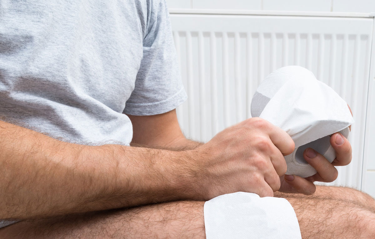 변기에 앉아 있는 사람