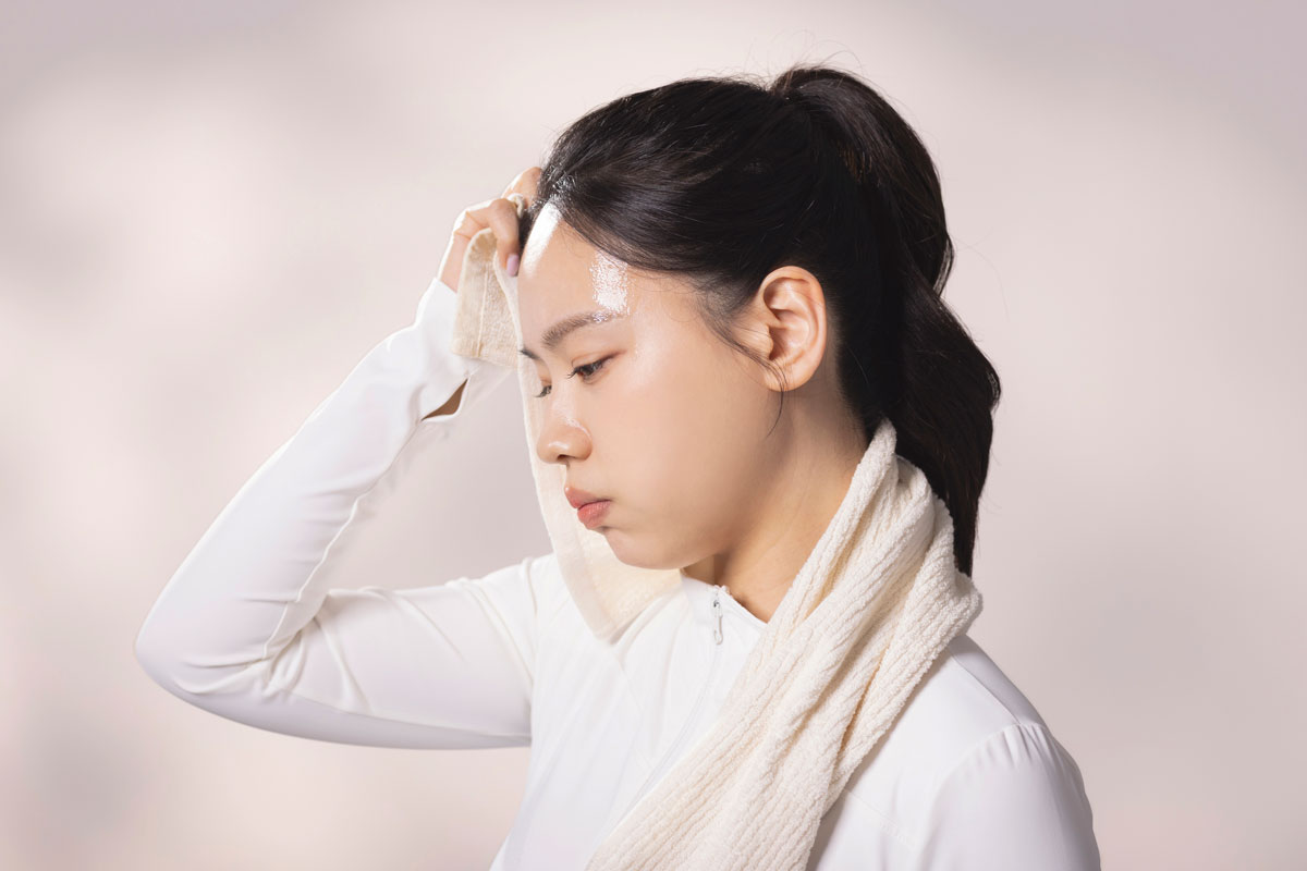 땀 흘리는 여성