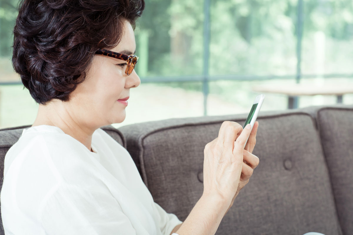 핸드폰 사용하는 중년 여성