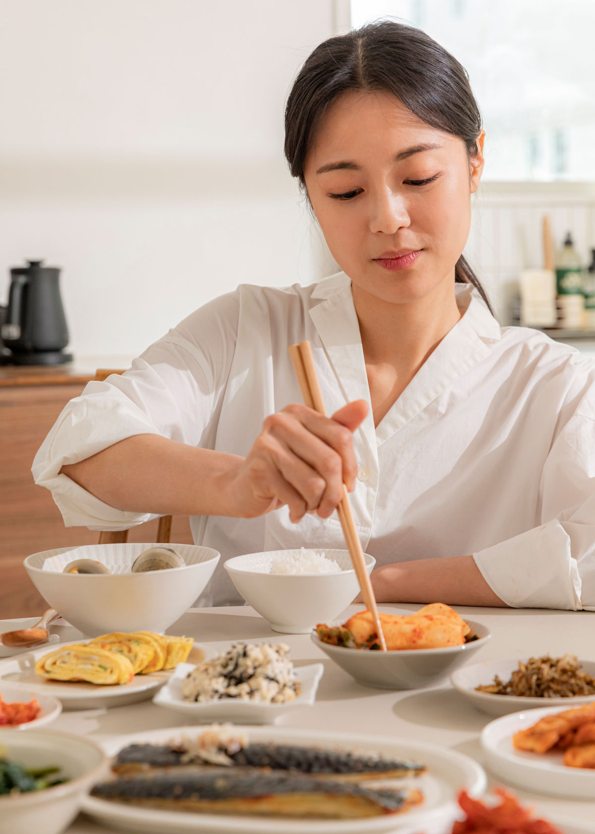 밥 먹는 사람 사진