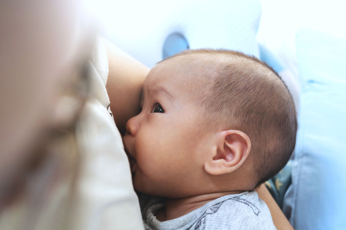 모유 수유하는 아기 이미지