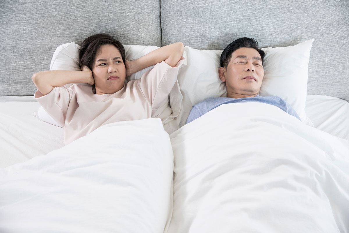 코 고는 남성 옆 여성