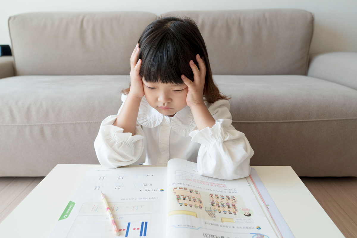 수학 문제를 푸는 아이