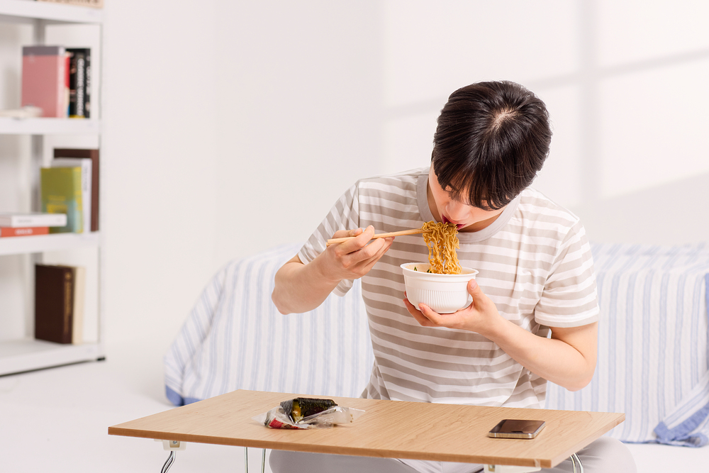 라면 먹는 남성