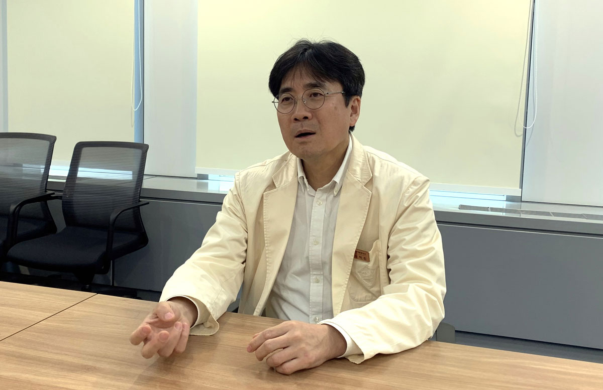 남성이 말하는 모습