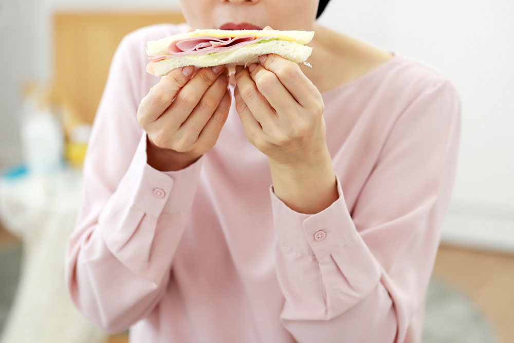 빵 먹는 여성
