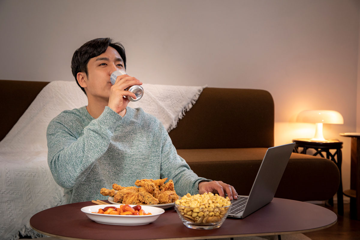 야식을 먹는 남자
