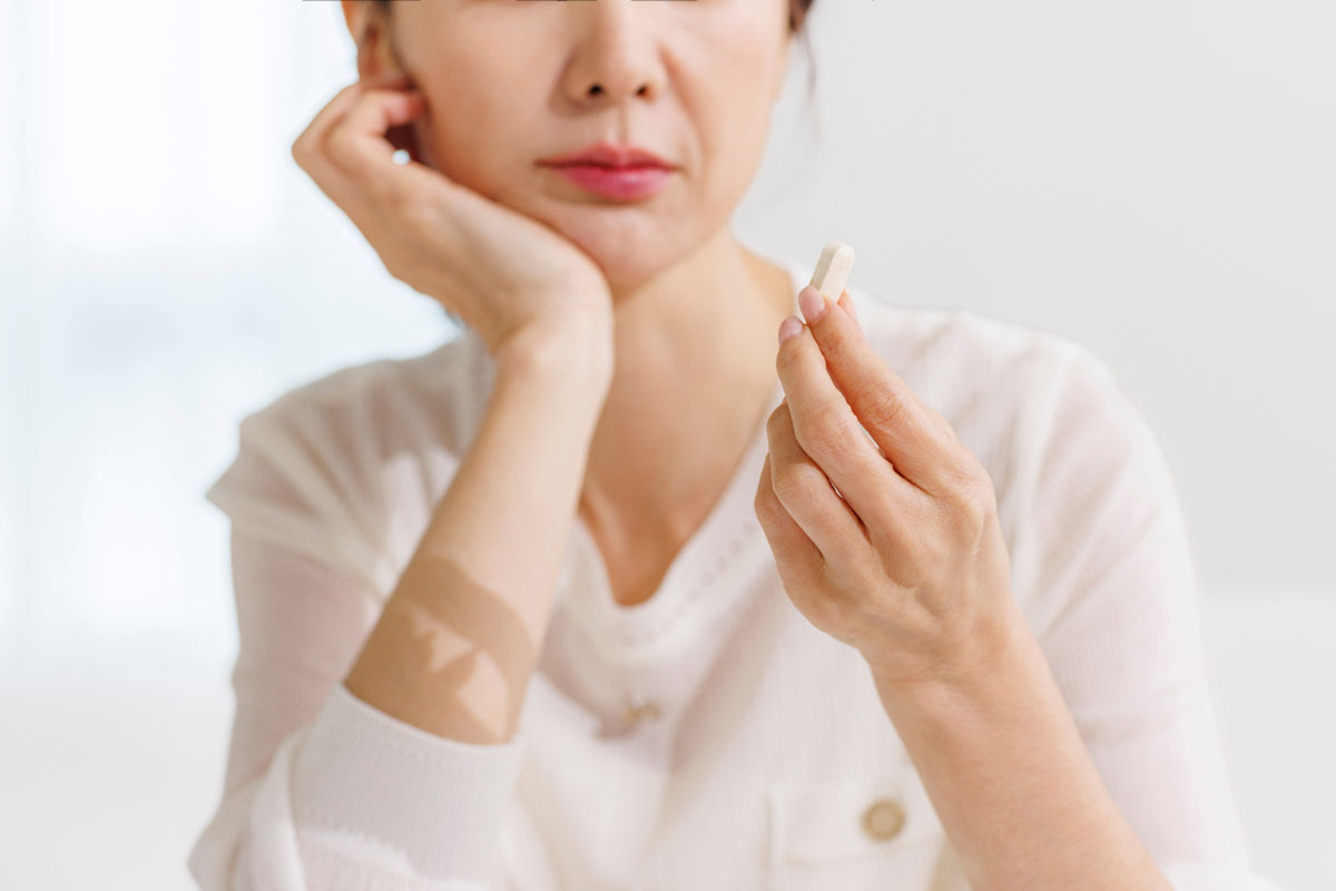 알약 들고 있는 여성