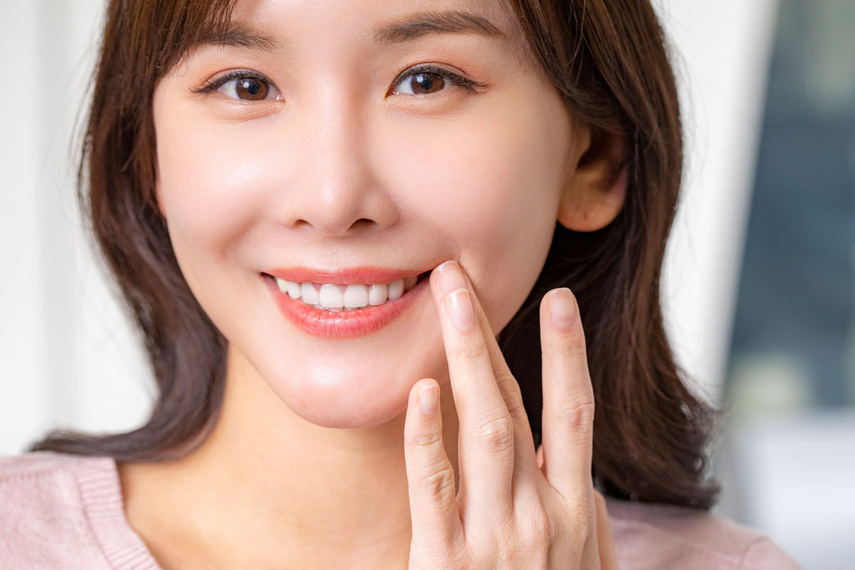 미소 짓는 여성