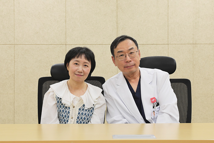 사진=이재희씨와 그의 주치의인 한림대동탄성심병원 유방외과 강희준 교수.