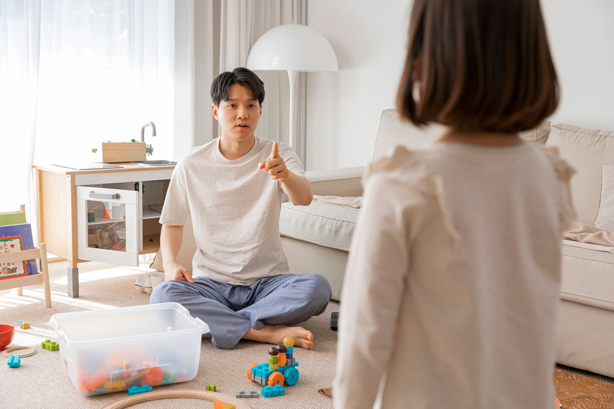 아이 혼내는 남성
