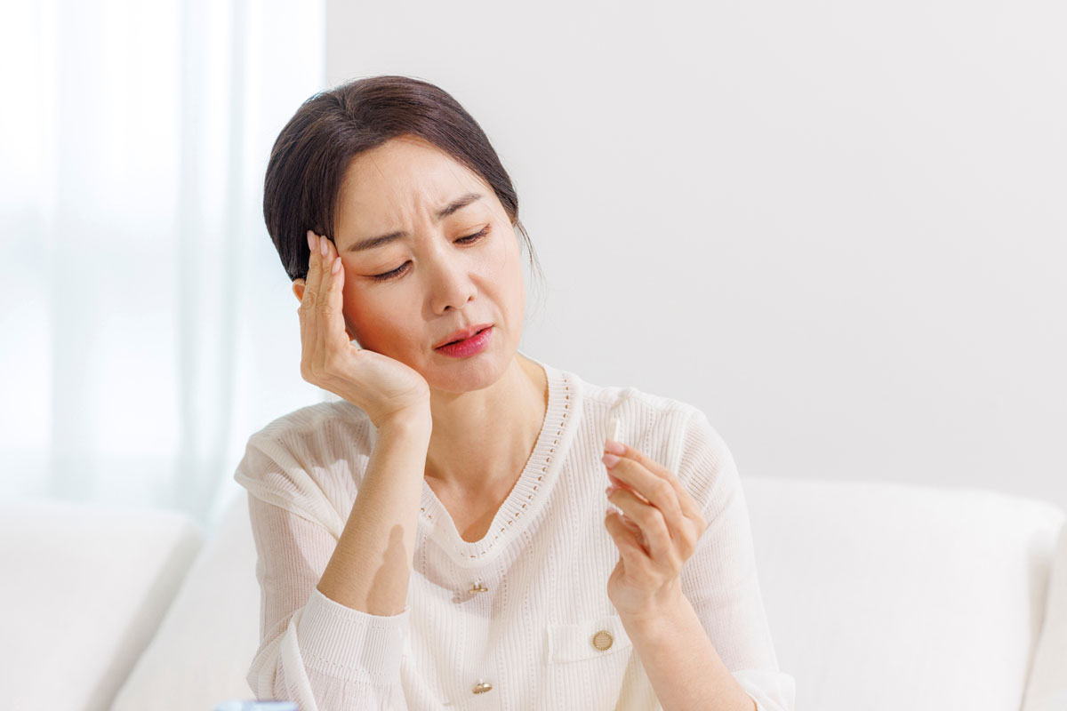 진통제 복용하는 여성