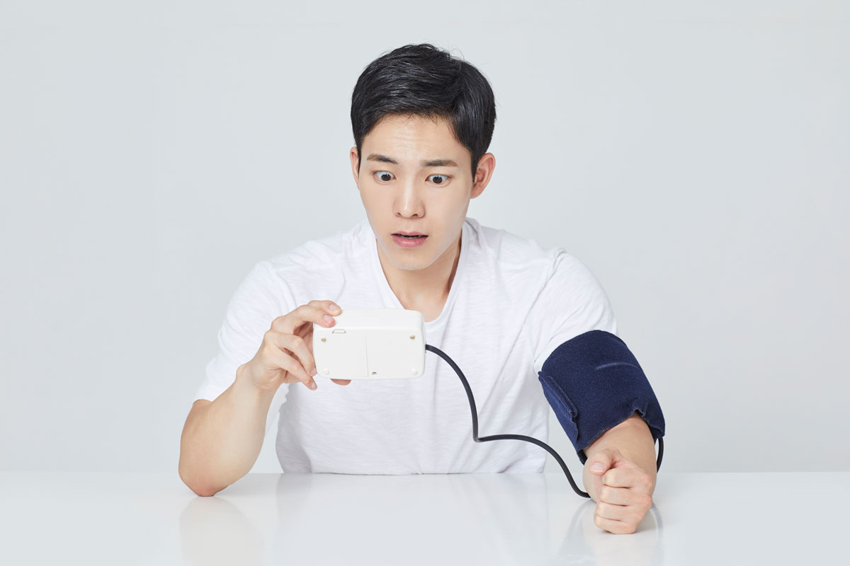 혈압 측정하는 남성