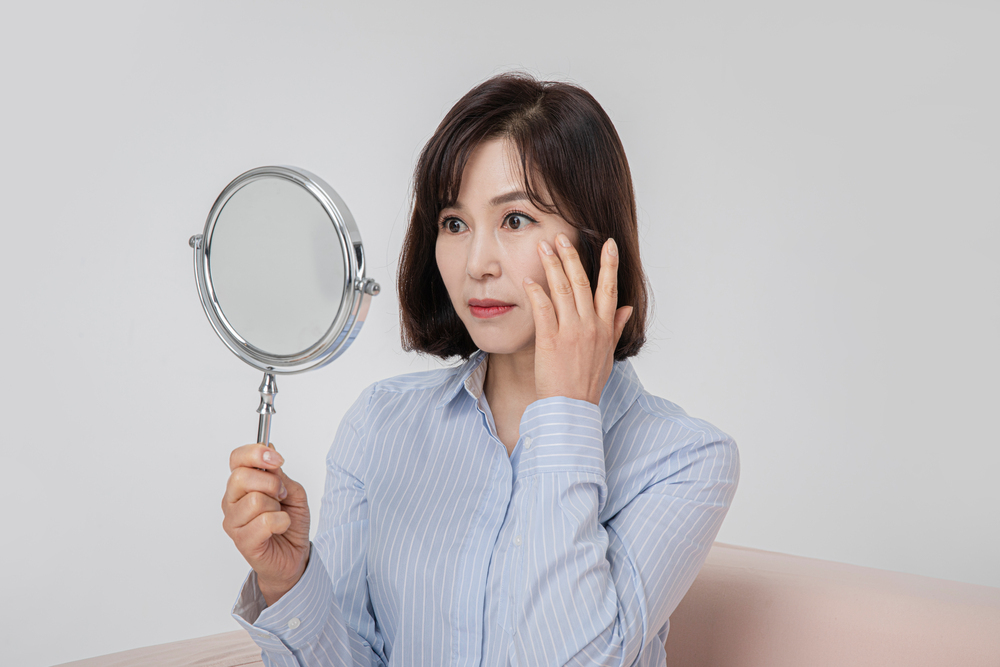 거울을 보고 있는 여성