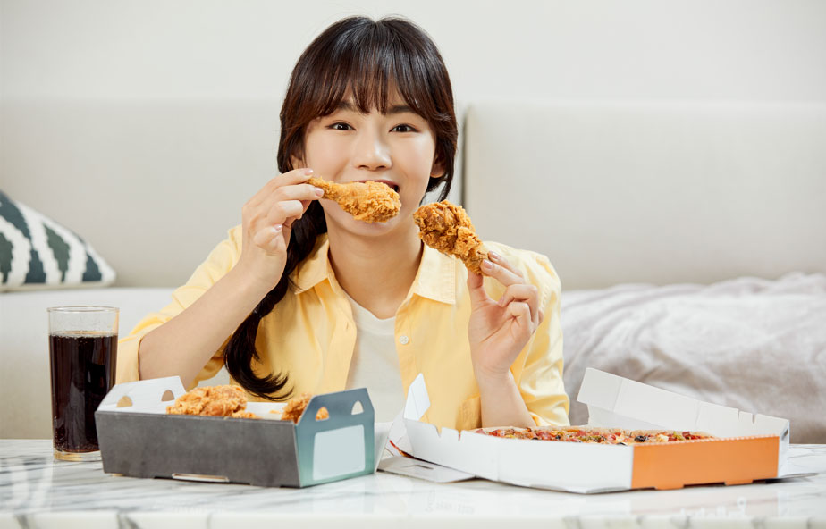 치킨 먹는 여성