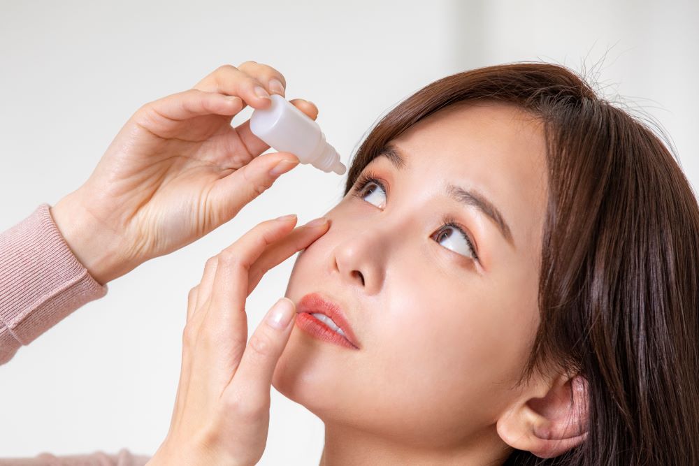 인공눈물을 넣는 모습