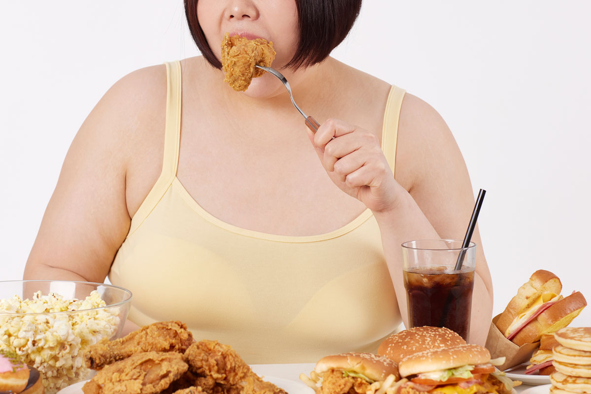 폭식하는 여성 모습