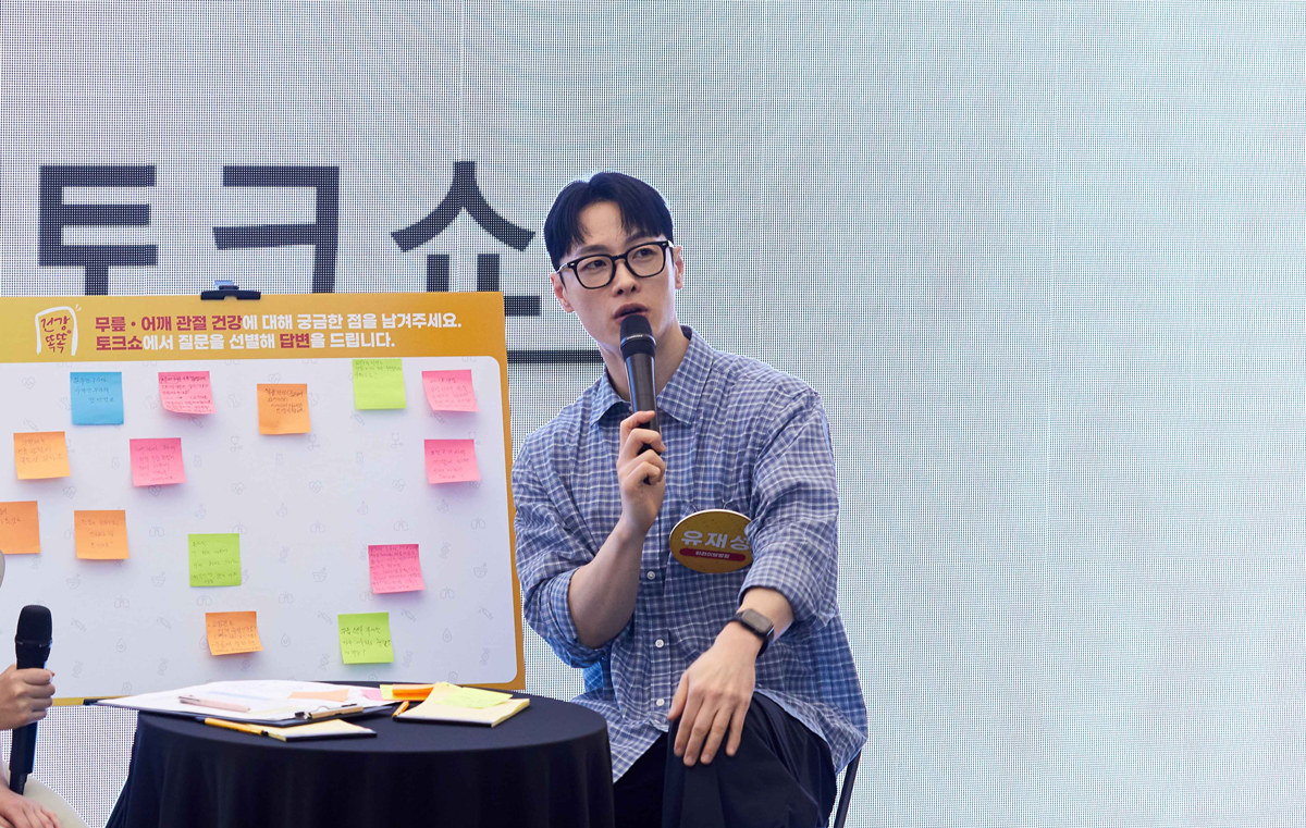 포스트잇판 옆 원장 말하는 모습