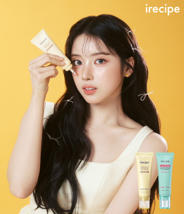 선크림 들고 있는 여성