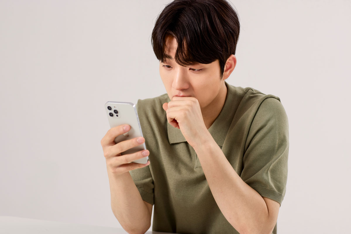 핸드폰 보는 남성