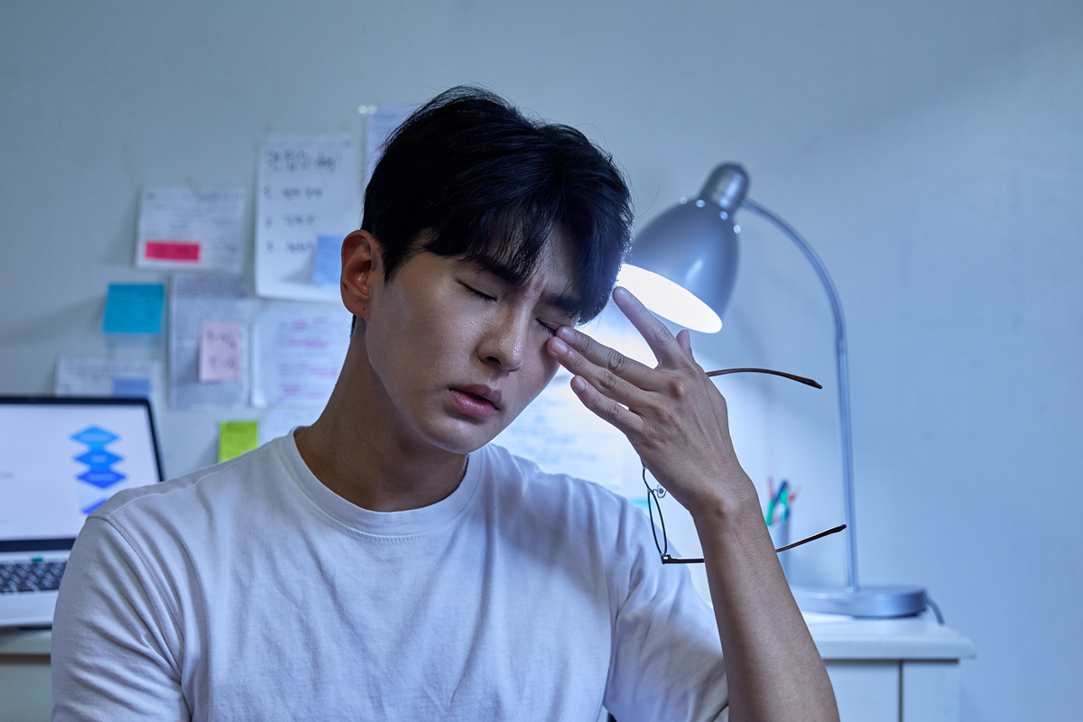 눈 찡그린 남성