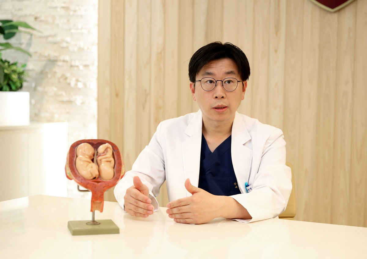의사가 설명하는 모습