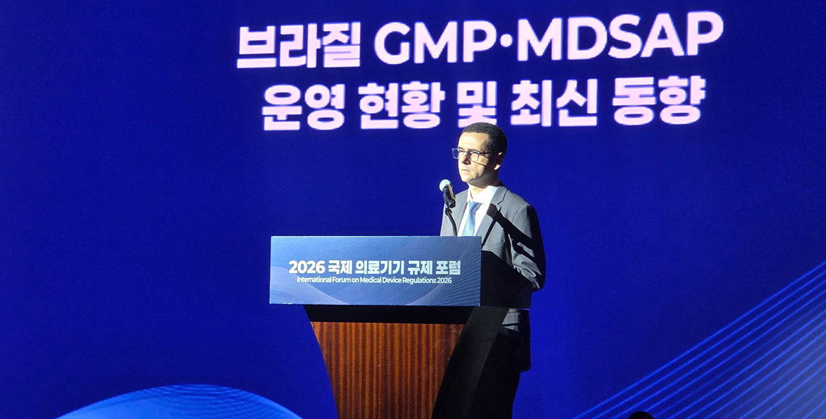 포럼에서 발언하는 사람 사진