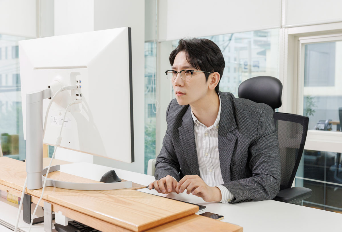 시력 저하를 겪는 청년
