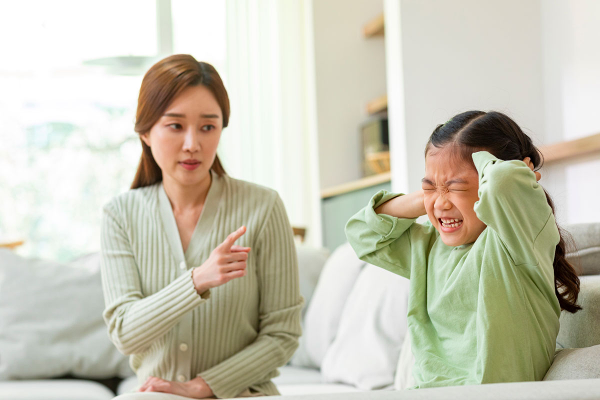 귀 막은 아이와 잔소리하는 엄마