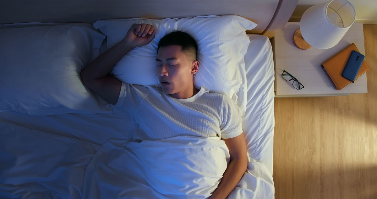 자고 있는 남성