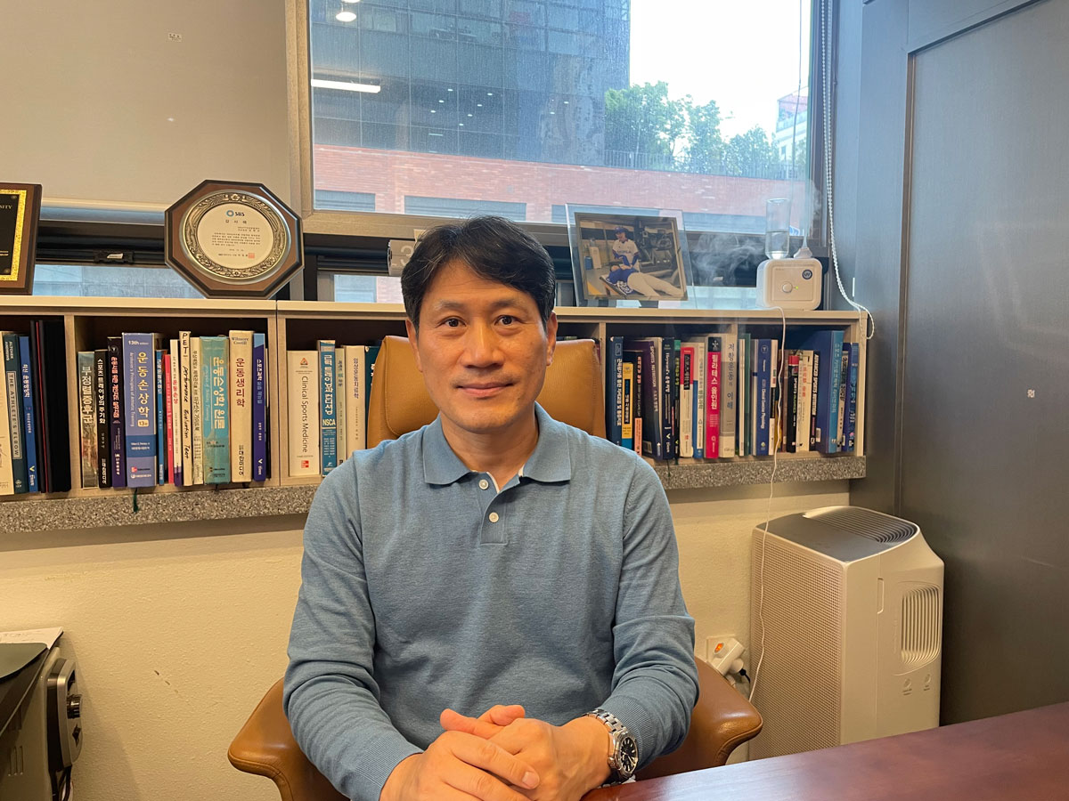 인터뷰하는 김병곤 박사 모습