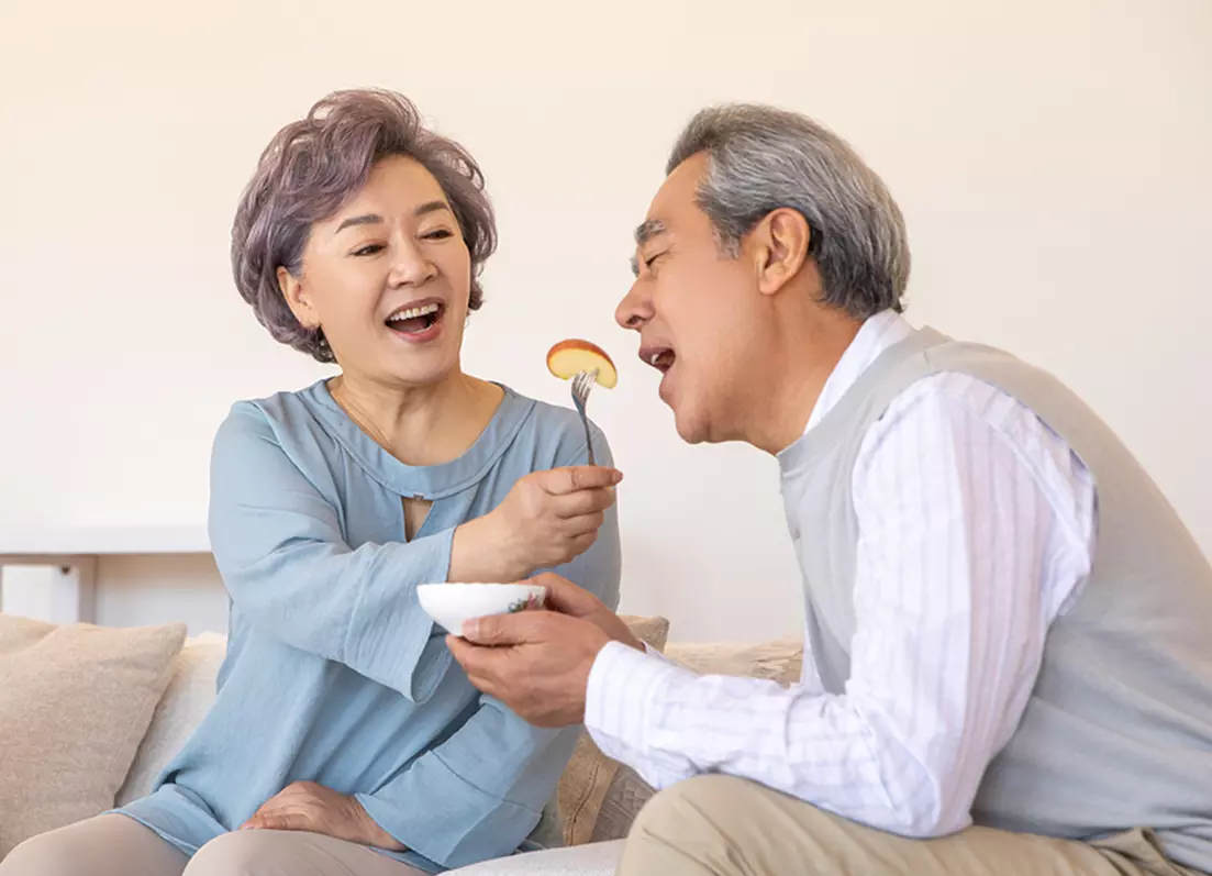 과일 먹는 사람