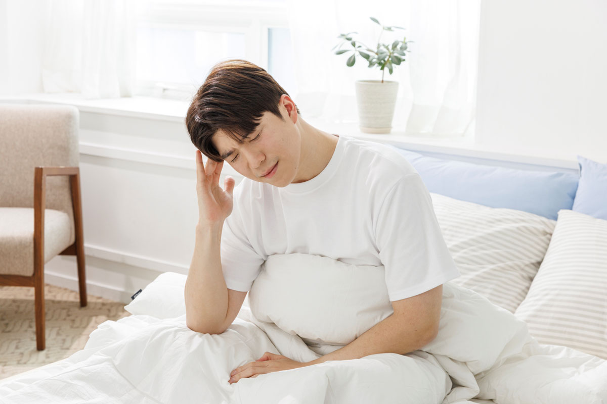 두통 호소하는 남성
