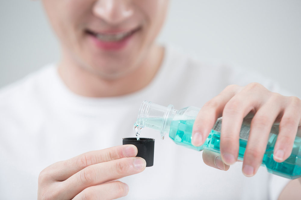 가글 ‘이렇게’ 쓰면 낭패… 치과 의사가 알려주는 올바른 사용법
