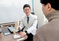 노년기 꼬부랑 허리 원인 '척추관협착증'… 불편함 지속되면 ..