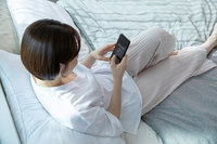 “스마트폰만 있다면 ‘집콕’이 좋아”… 이런 사람, 목 건강 조심하..