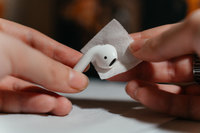 ‘세균 덩어리’ 귀에 넣지 않으려면, 이어폰 ‘이렇게’ 닦아라