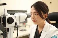 [의학칼럼] 시야가 누렇게 보이면 이미 백내장? 백내장 자가진단 방법