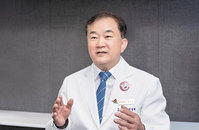 "醫術(의술) 넘어 仁術(인술)… 눈 수술 환자에게 새 삶 선물, 의사로서 큰 희열"