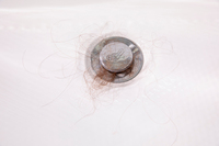 머리 이틀에 한 번 감으면 덜 빠진다? 의사에게 물어보니